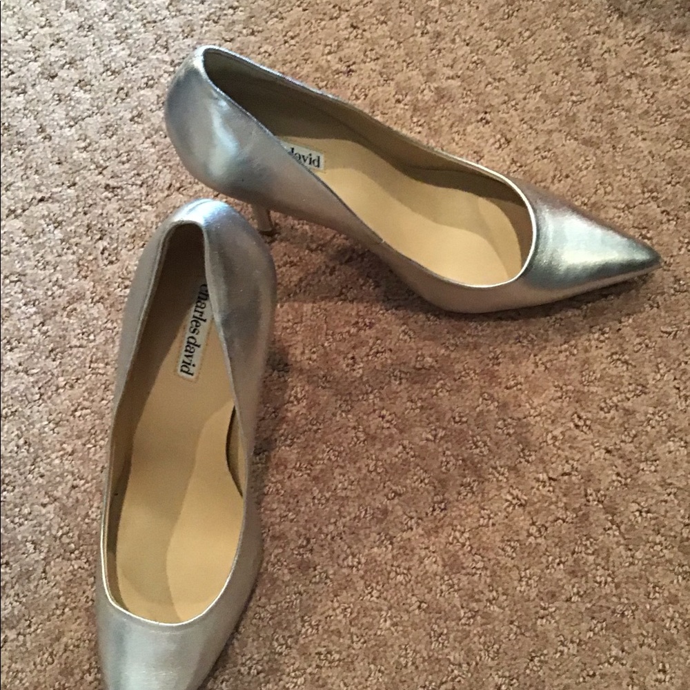 🌷CHARLES DAVID SILVER HEELS IN SIZE 8 1/2 - Picture 6 of 7